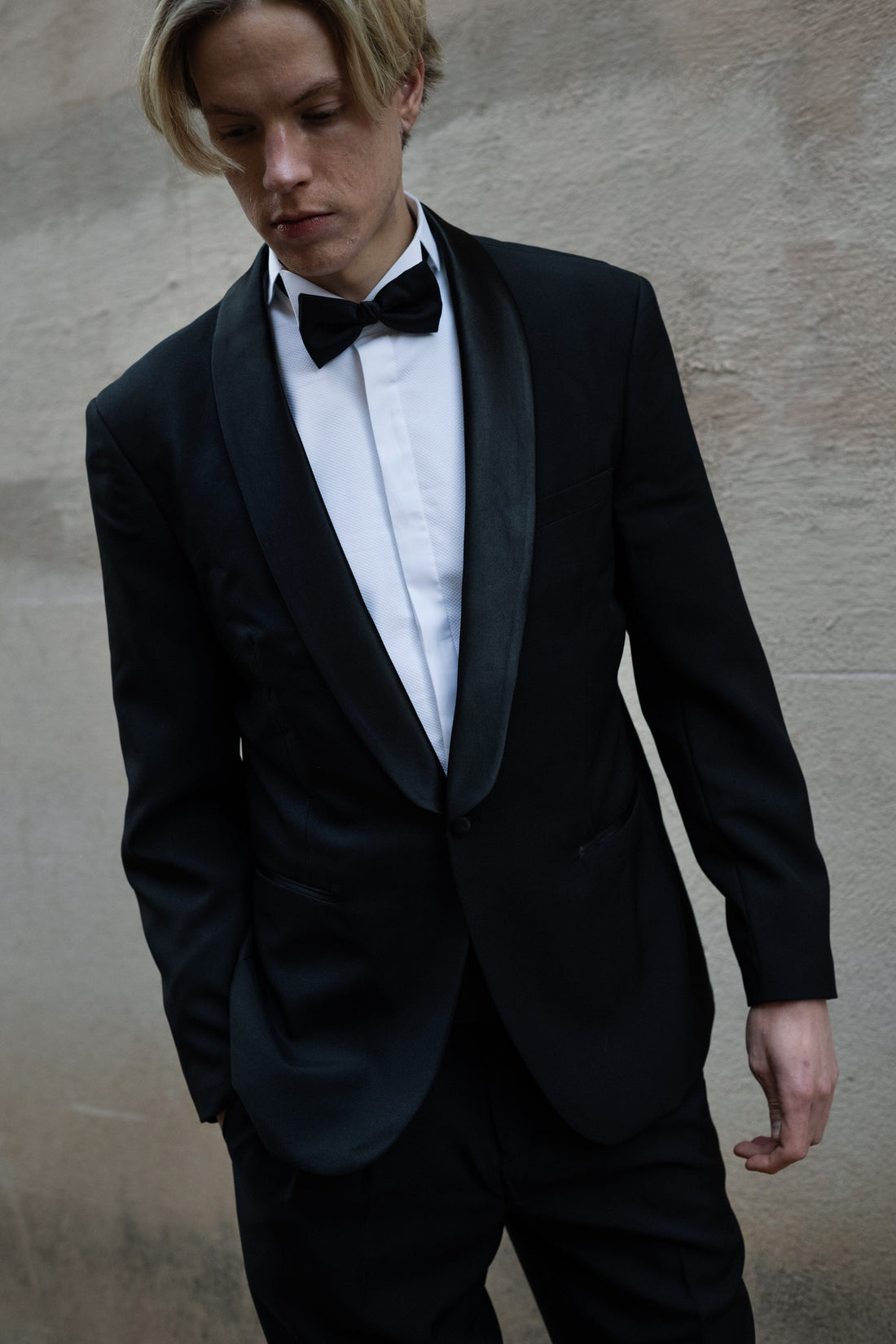 Novio con smoking a medida de solapa de chal — John Blond — Palma de Mallorca