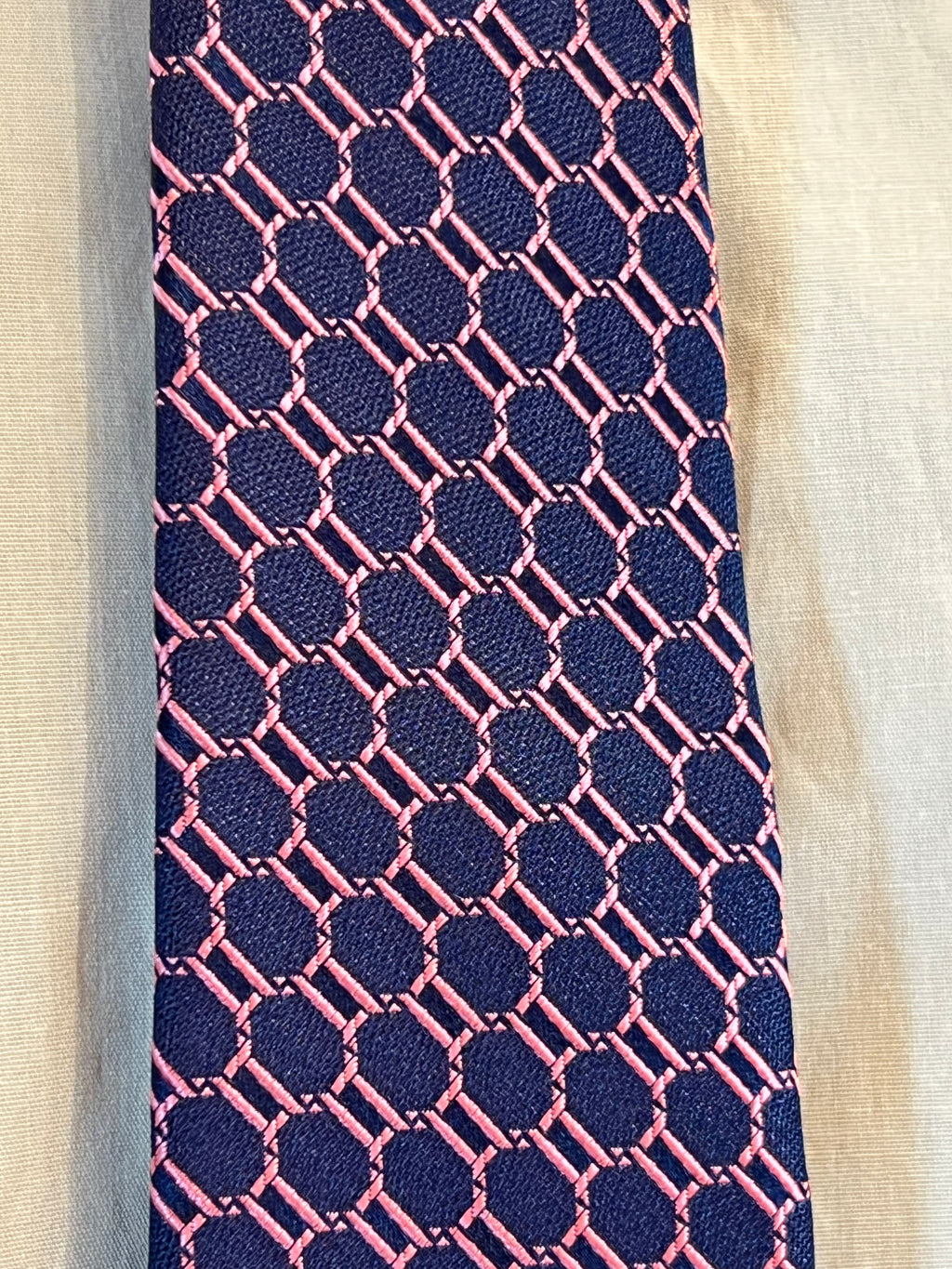 Corbata JB de Seda Pura (Malla Geométrica Rosa)
